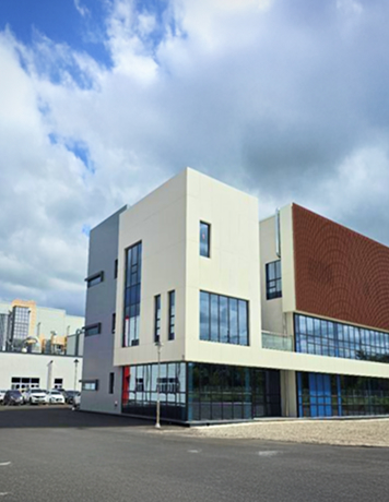 자사 본사 전경 - 현대식 디자인의 본사 건물 외관