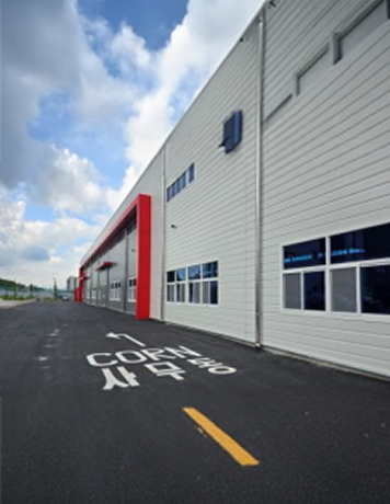 자사 본사 전경 - 물류 기능을 갖춘 본사 출입구 전경